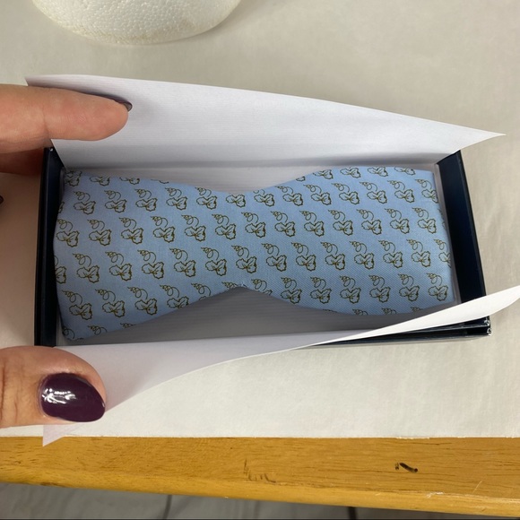 Vineyard Vines Other - Vineyards Vines bowtie grapevines design